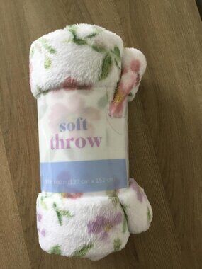 Floral Print Plush Throw Blanket in a Soft Pastel-Colored Pattern Size 50" x 60"